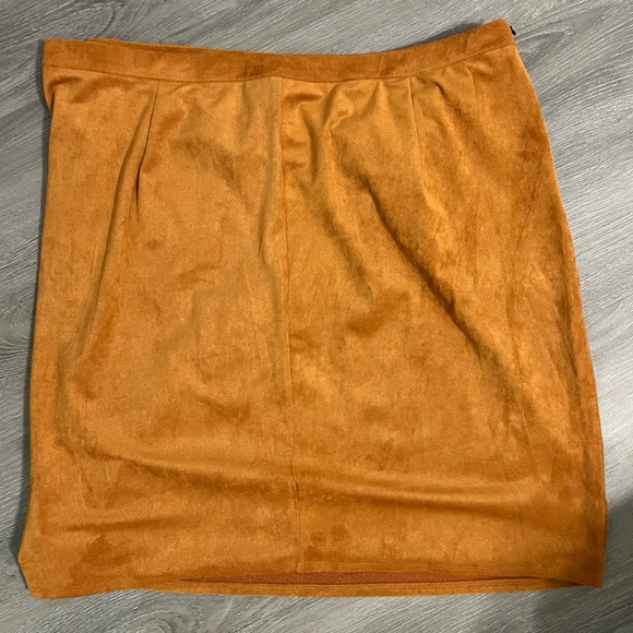 Asymmetrical Twist Front Plus Size Suede Skirt - Picture 3 of 4